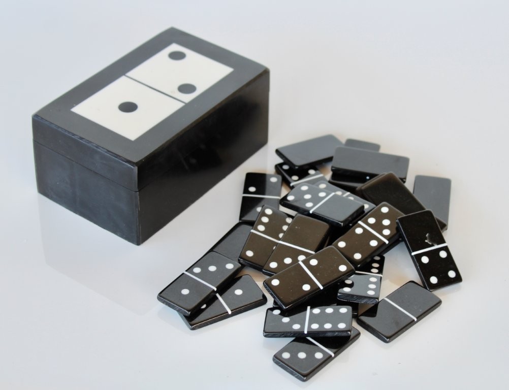BLACK AND WHITE DOMINOES BOX  6X13.5X8.5CM
